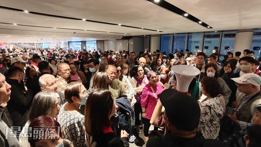 晚上8時許，逾千乘客繼續於海運大廈守候。