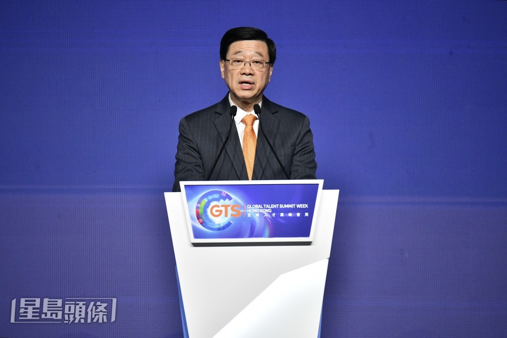 李家超在致辭時表示，面對全球人口競爭，香港將繼續堅持開放，深化國際合作。