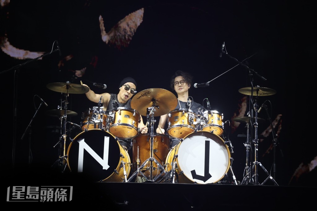 低音結他手Jackal與鼓手Nice一起於升降台打鼓及唱出《友情歲月》。 低音結他手Jackal與鼓手Nice一起於升降台打鼓及唱出《友情歲月》。