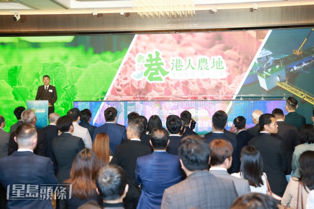 建华集团主席凌伟业在台上致词。