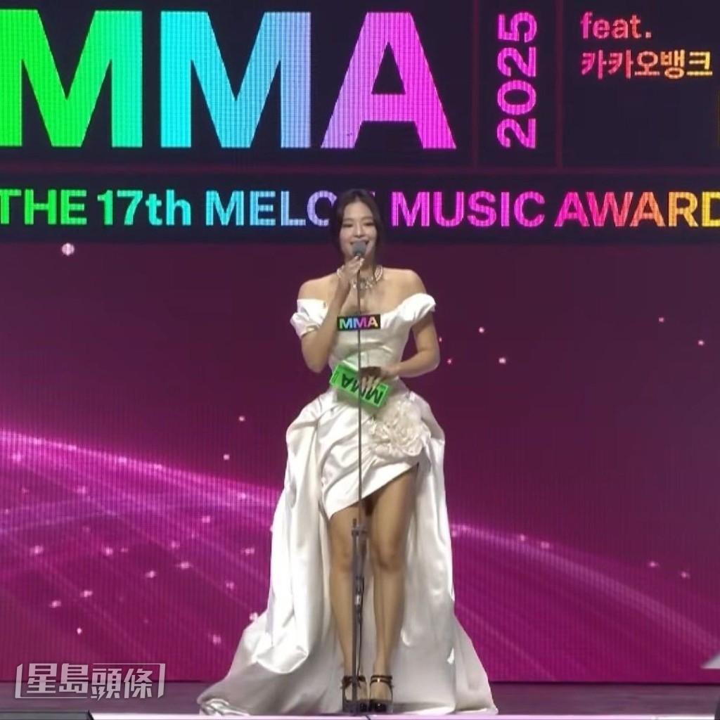 Jennie獲頒Top 10歌手。