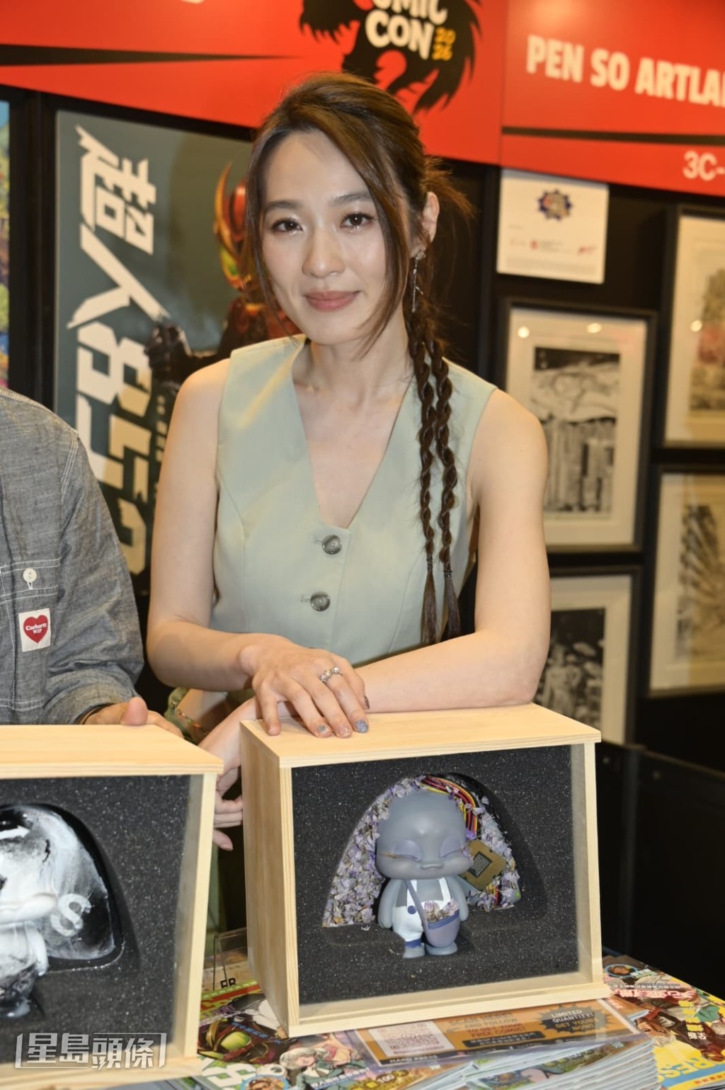 蔡潔現身香港Comic Con出席《失敗的我被放上了置物架》簽書會。