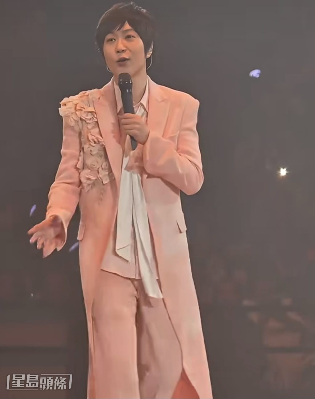 阿信則搞笑謂：「包容是一個很美的詞，背後的意思是裸男難搞啊！」引得全場爆笑。