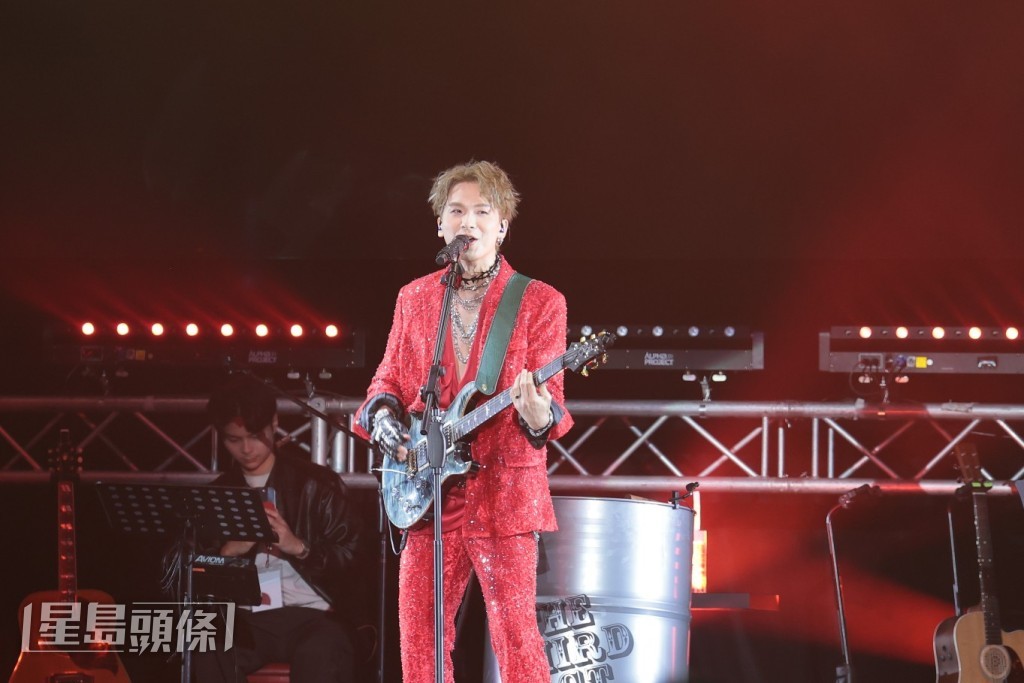 吉吉high爆彈住結他唱《活著VIVA》及《我是憤怒》。 吉吉high爆彈住結他唱《活著VIVA》及《我是憤怒》。