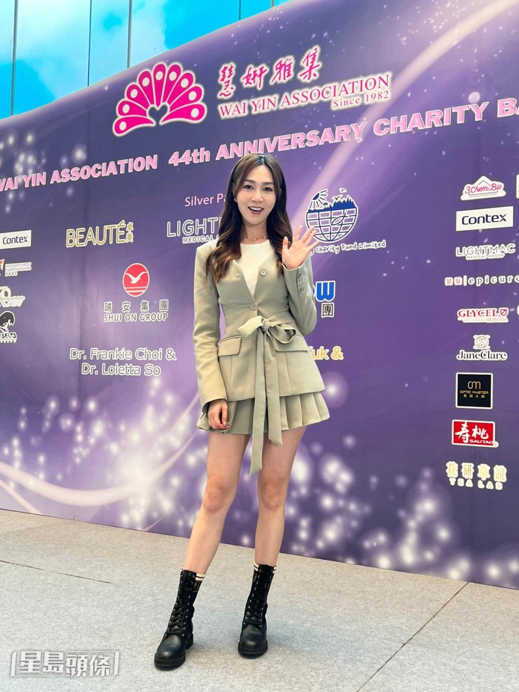 她笑言自己属鸡，有指今年肖鸡桃花旺。