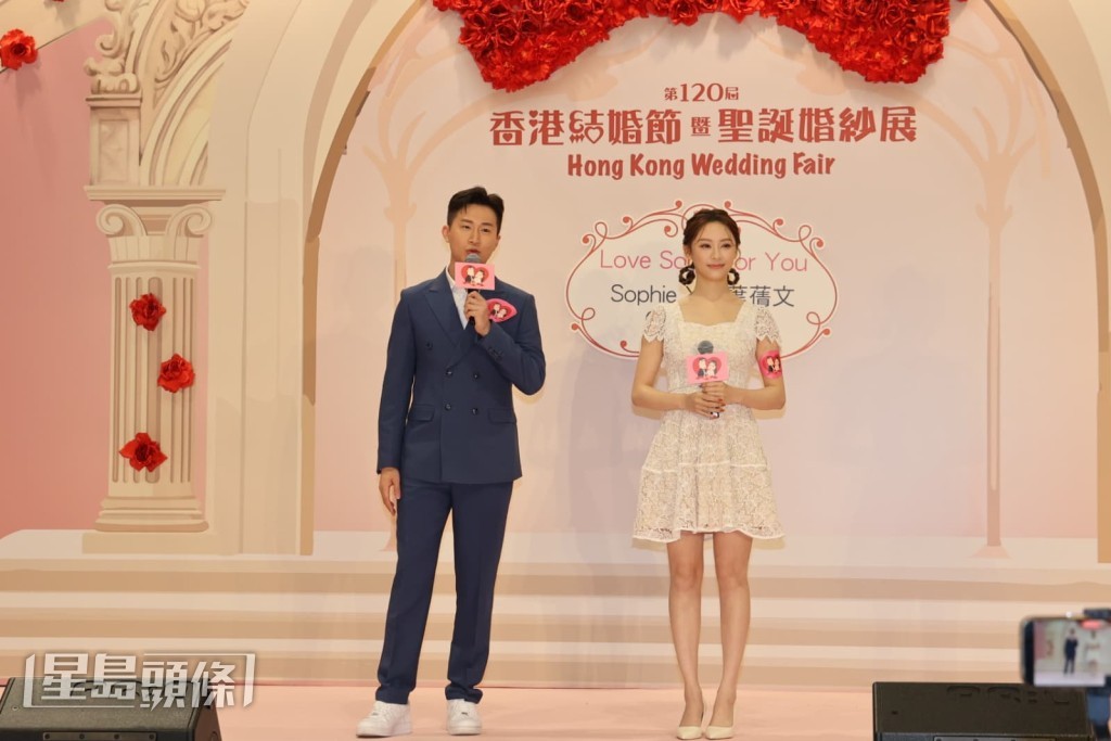 兩人大展歌喉合唱。 兩人大展歌喉合唱。