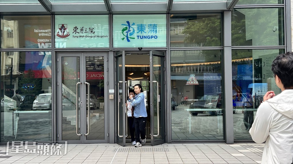 男子在體育館參加國際象棋比賽期間暈倒。蔡楚輝攝