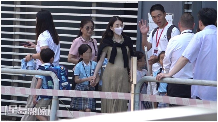 直到大約早上11時45分左右，大批家長帶子女步出校門，方媛也和媽媽接囡囡放學。