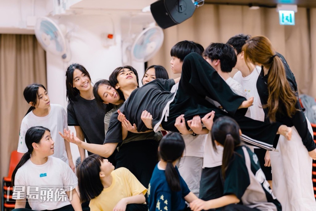 Kakit今次与一班来自不同背景的年轻人同台演出，一起宣传「共融」意识。