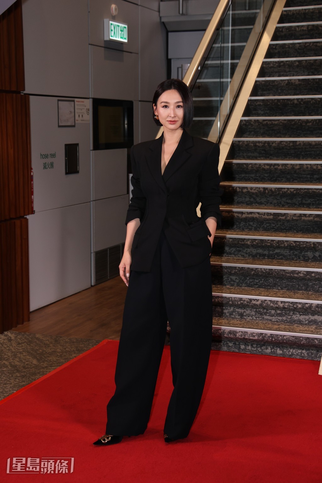 高海寧打扮密實問不怕被搶鏡？她說今次演政府人員因此打扮端莊。