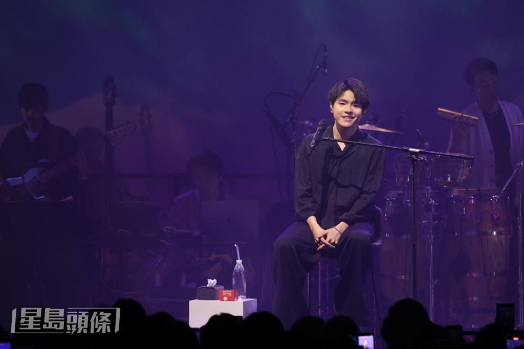   陳卓賢以全黑打扮現身，全晚以歌會友。