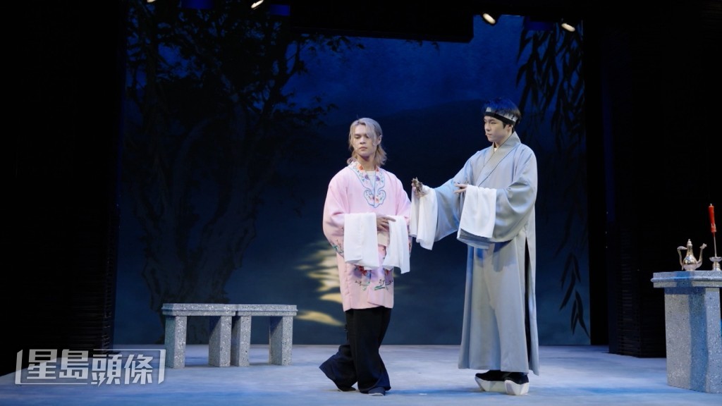 Tiger一开始表演时神情集中。 Tiger一开始表演时神情集中。