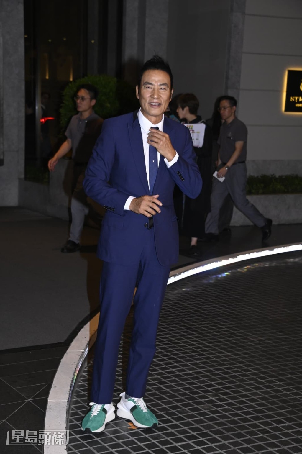 他表示太太和女兒都不在香港。 他表示太太和女兒都不在香港。