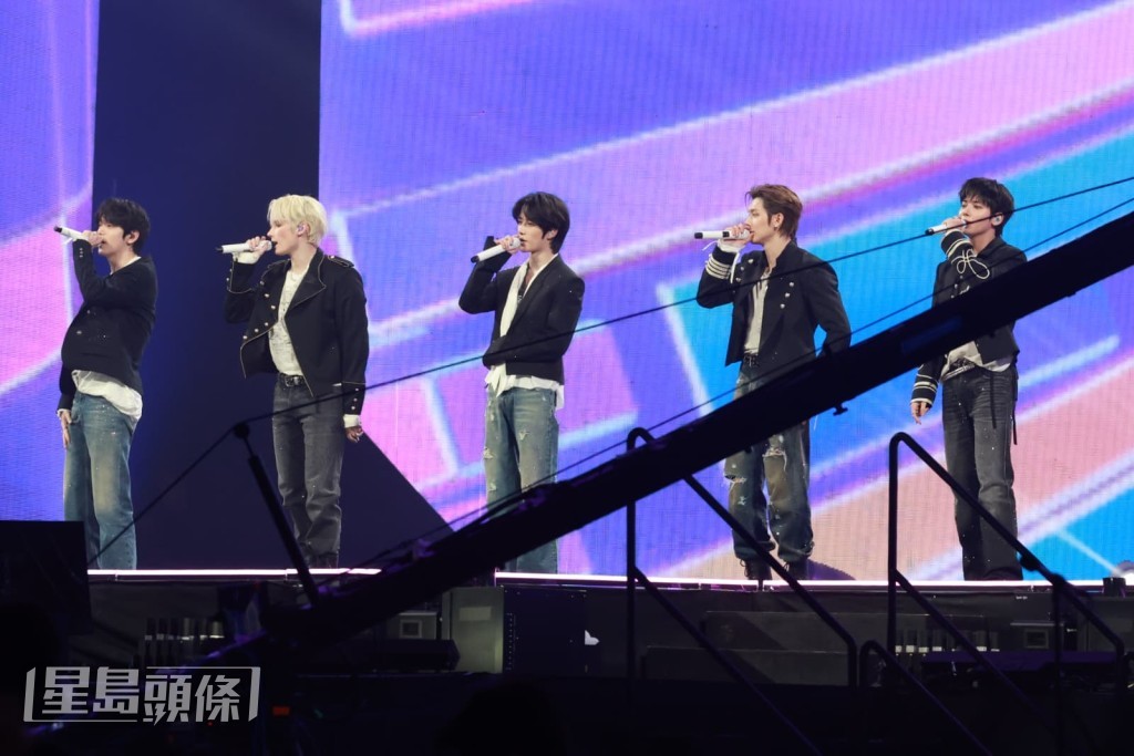 TOMORROW X TOGETHER同歌迷打招呼。 TOMORROW X TOGETHER同歌迷打招呼。