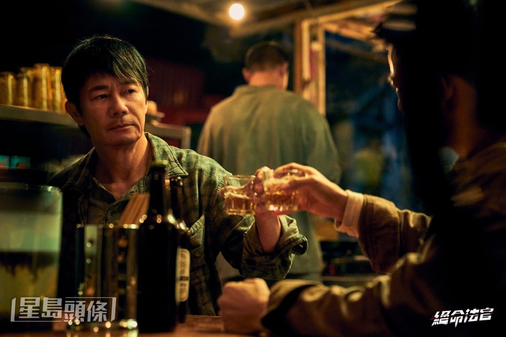 為了角色,張兆輝特別着深色衫及行為瑟縮。 為了角色,張兆輝特別着深色衫及行為瑟縮。