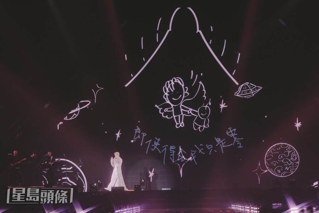 每一筆劃都蘊含著對粉絲們滿滿的愛與感謝，誠意十足，將現場溫馨氣氛推向高潮。