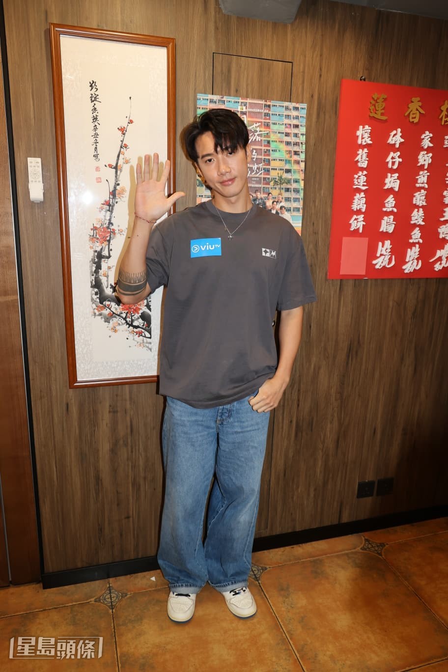 Stanley昨晚(15日)到尖沙咀出席ViuTV正熱播的新劇《日落下的彩虹》劇組晚宴聚會。 Stanley昨晚(15日)到尖沙咀出席ViuTV正熱播的新劇《日落下的彩虹》劇組晚宴聚會。