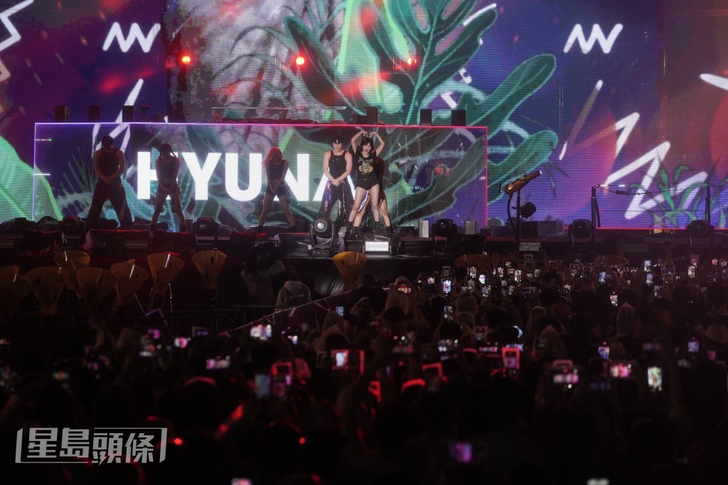雖然現埸下著雨，但無損現場近萬名觀眾熱情。