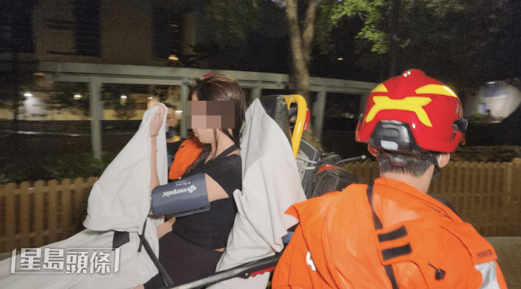 女事主被救起，清醒由救護車送院治理。黎志偉攝