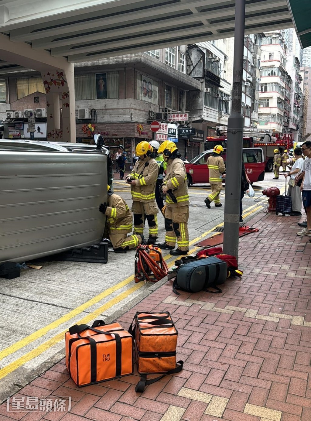 消防到場將被困司機救出。fb：香港突發事故報料區