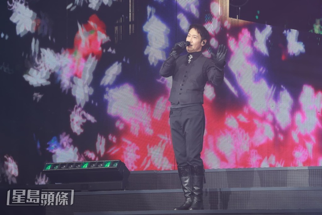 自己鍾意的歌曲,他會花2元或5元一首,錄在自己的卡式帶內聽。 自己鍾意的歌曲,他會花2元或5元一首,錄在自己的卡式帶內聽。