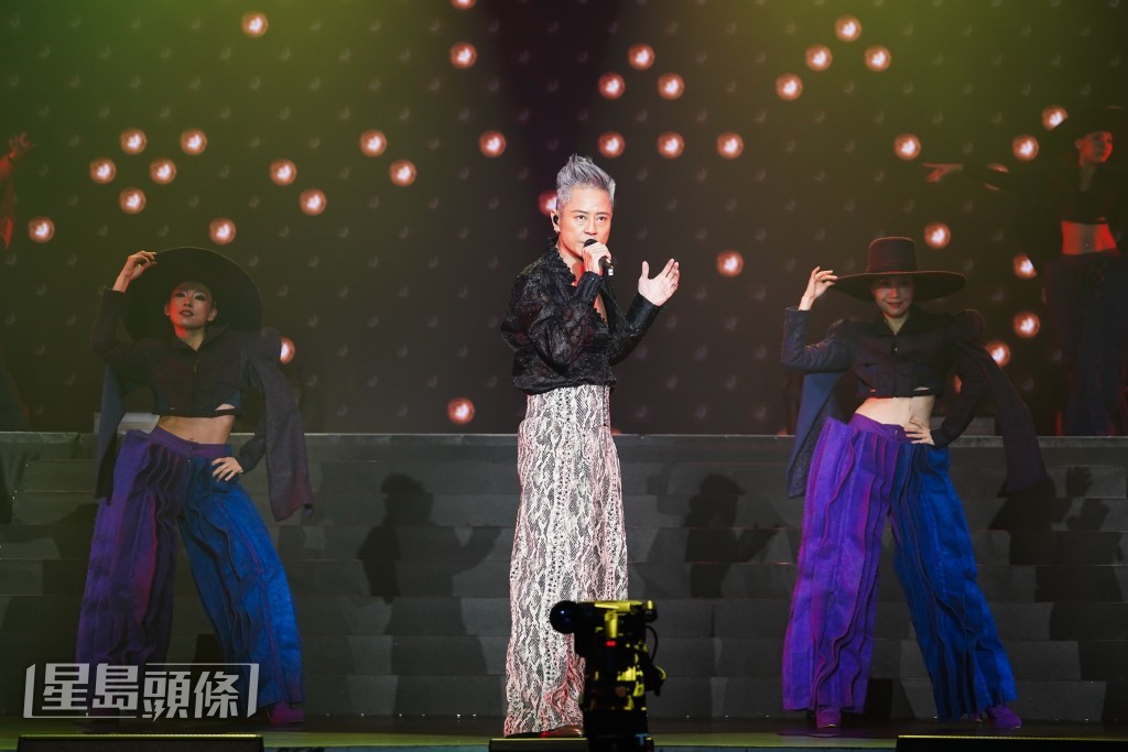 除了宵夜,草蜢亦趁演出空檔、拉大隊食宵夜。 除了宵夜,草蜢亦趁演出空檔、拉大隊食宵夜。