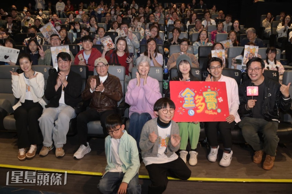 許冠文、金燕玲、鍾雪瑩及李尚正等今日(28日)到銅鑼灣為電影《金多寶》謝票。 許冠文、金燕玲、鍾雪瑩及李尚正等今日(28日)到銅鑼灣為電影《金多寶》謝票。