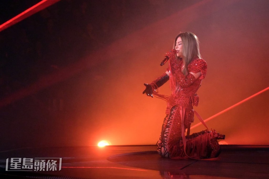 今次是她人生第一個四面台演出。