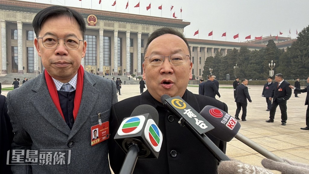 全国人大代表陈仲尼（右）关心，香港如何发挥国际金融中心的功能，助力国家“十五五”建设。郭咏欣摄
