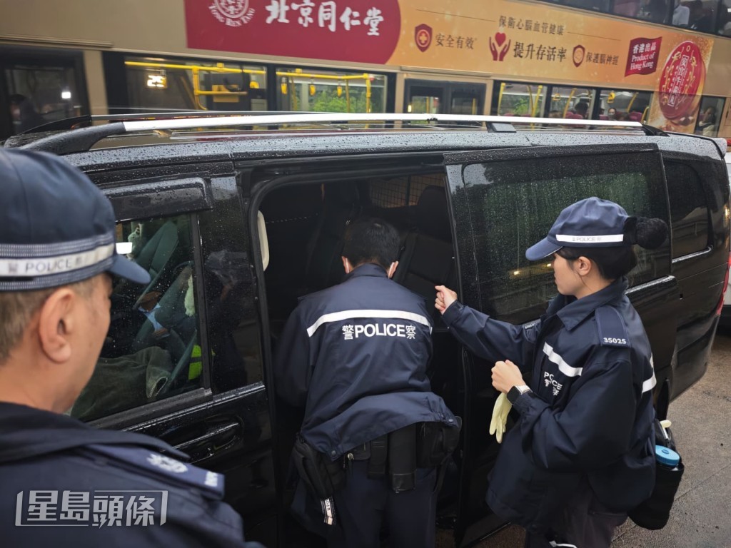 平治司機接App送貨疑遇「毒包裹」,途中起疑拆貨揭白色粉末報警,警員到場調查。黎志偉攝 平治司機接App送貨疑遇「毒包裹」,途中起疑拆貨揭白色粉末報警,警員到場調查。黎志偉攝