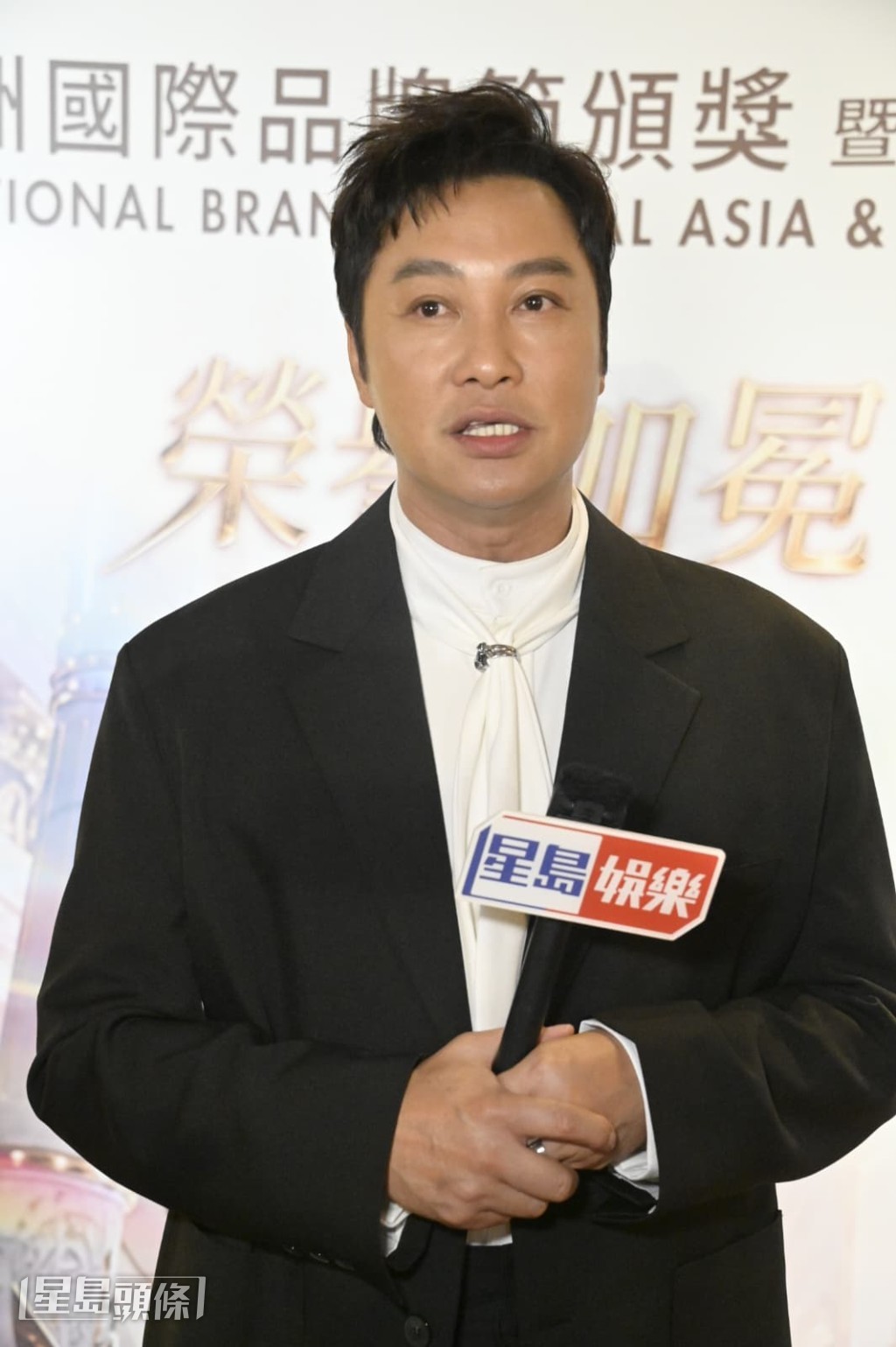 譚耀文自豪縱橫歌影視圈多年風評佳。