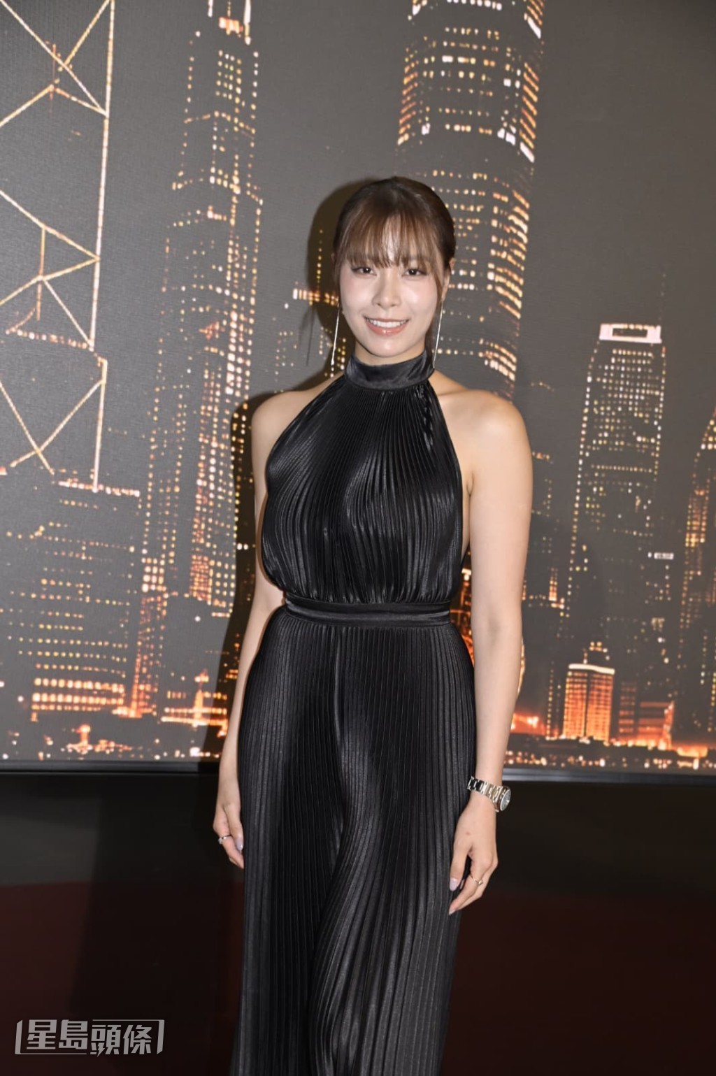 又說求愛者有誠意,她也感動得眼濕濕。 又說求愛者有誠意,她也感動得眼濕濕。