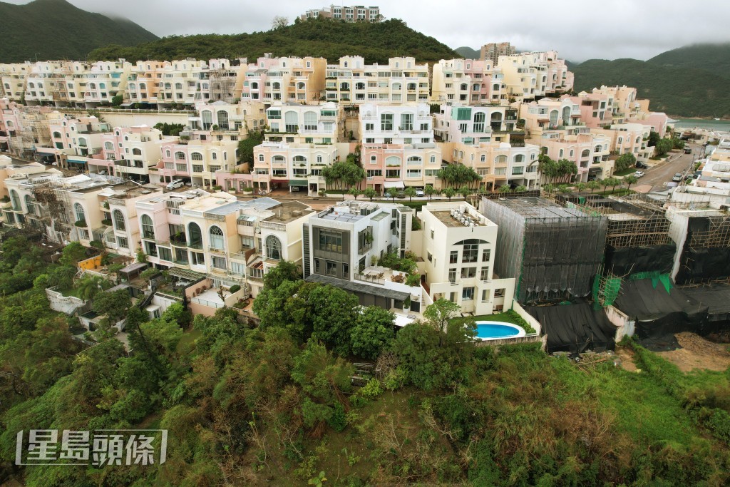 紅山半島航拍畫面，多間獨立屋均使用黑色圍網封起。伍明輝攝