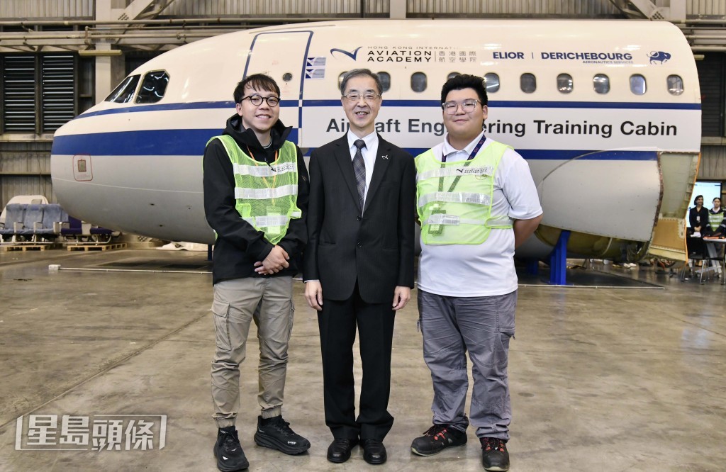 香港航空学院开办机舱总装课程。左起杨伟聪、曾煜本及何峻玮。 香港航空学院开办机舱总装课程。左起杨伟聪、曾煜本及何峻玮。