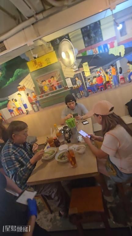 谷德昭、林子萱现身深水埗茶餐厅。 谷德昭、林子萱现身深水埗茶餐厅。
