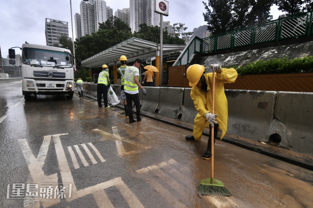 工作人員協助清理路面泥沙。 工作人員協助清理路面泥沙。