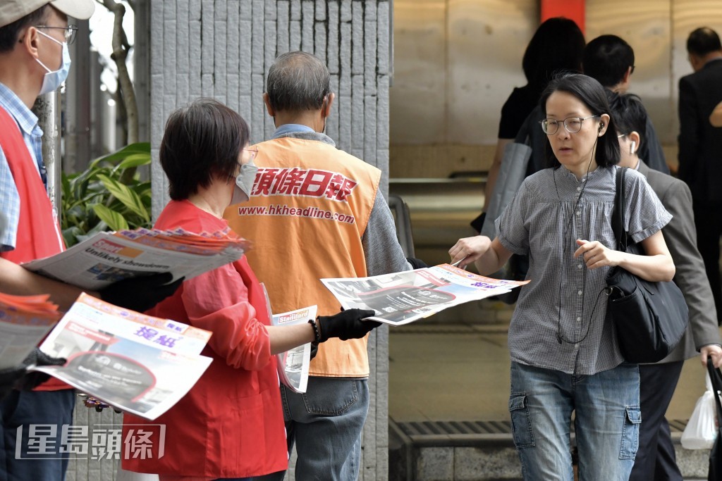 市民踴躍取閱。禇樂琪攝