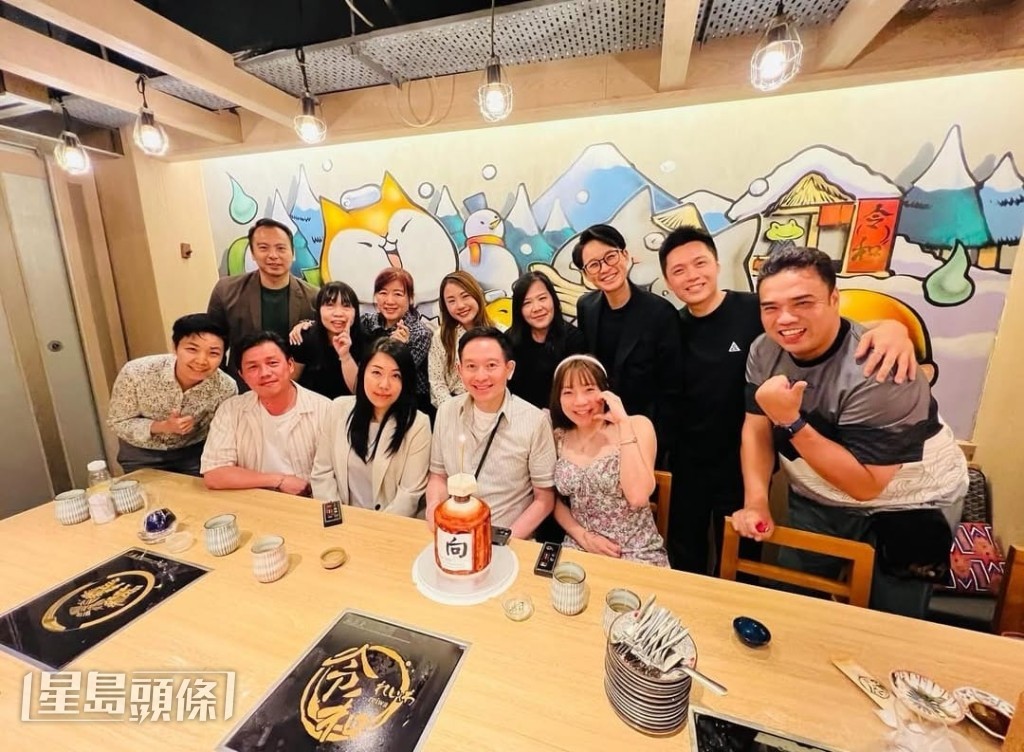 向展鵬獲好友準備別出心裁的酒樽型蛋糕。