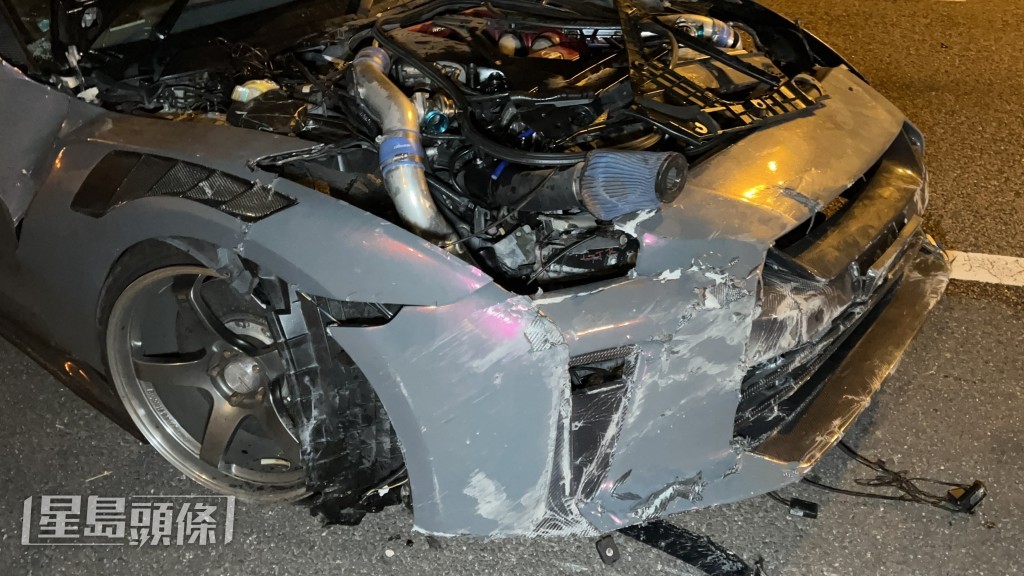 GT-R的車頭嚴重損毀。蔡楚輝攝 GT-R的車頭嚴重損毀。蔡楚輝攝