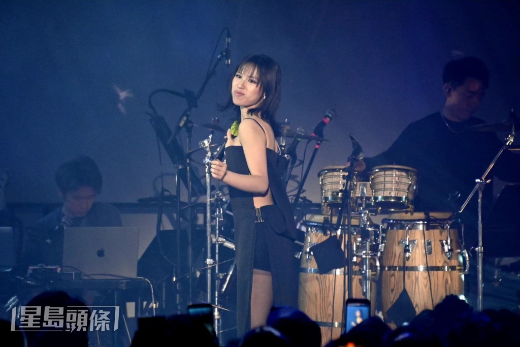 而Winka則有唱出新歌《要有光》。 而Winka則有唱出新歌《要有光》。