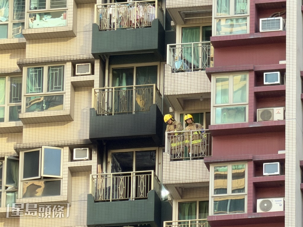 消防員調查火警原因。