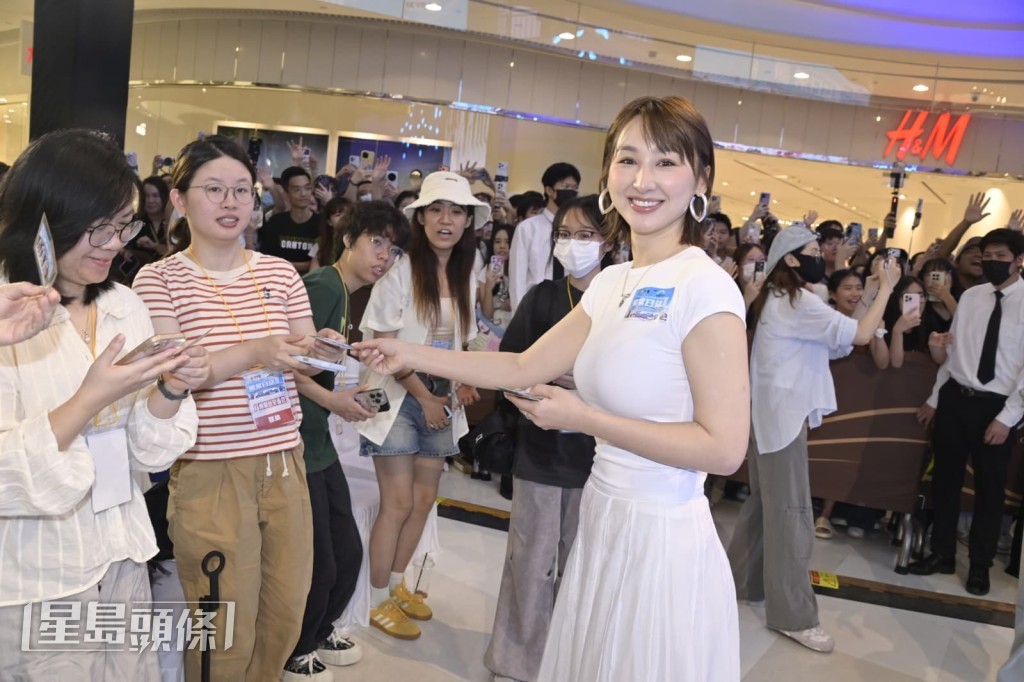 高海寧派發紀念品。 高海寧派發紀念品。