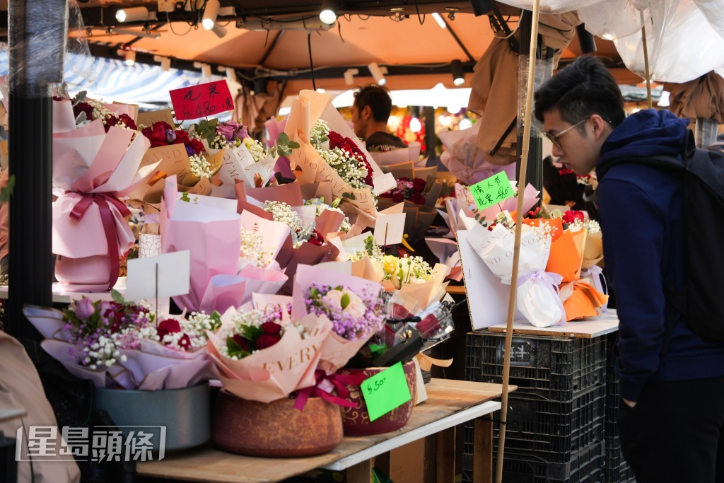 一束玫瑰花大概賣數百元。吳艷玲攝