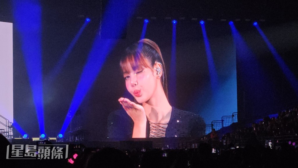 Lisa 大派飛吻。（網上圖片）