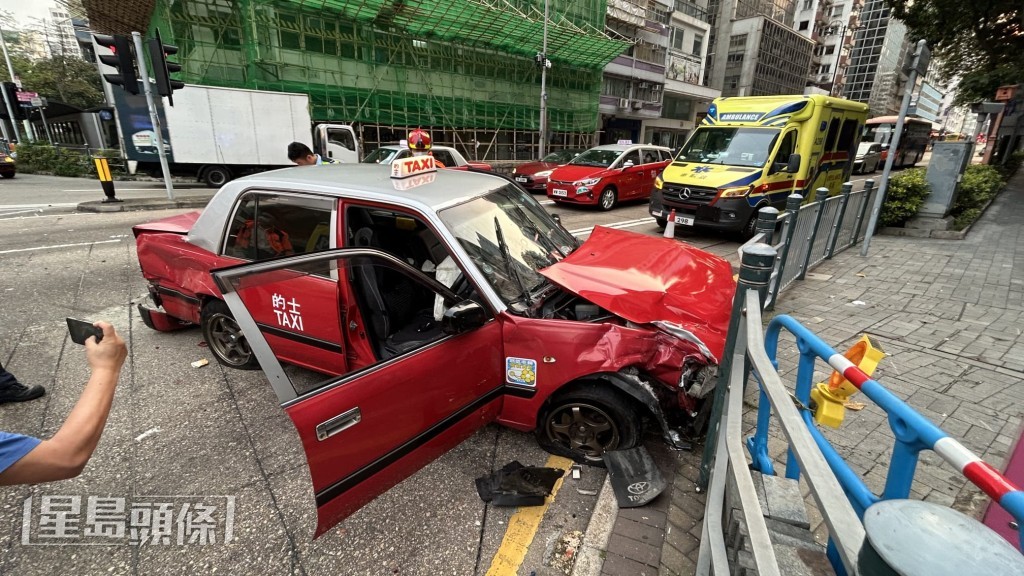 的士車頭則嚴重損毀,泵把脫落,在強大衝力下撞向路邊鐵欄始停下。蔡楚輝攝 的士車頭則嚴重損毀,泵把脫落,在強大衝力下撞向路邊鐵欄始停下。蔡楚輝攝