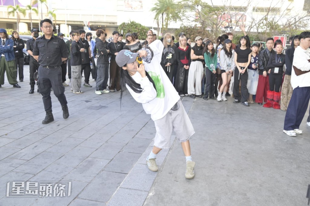 JACE為粉絲簽名和自拍。