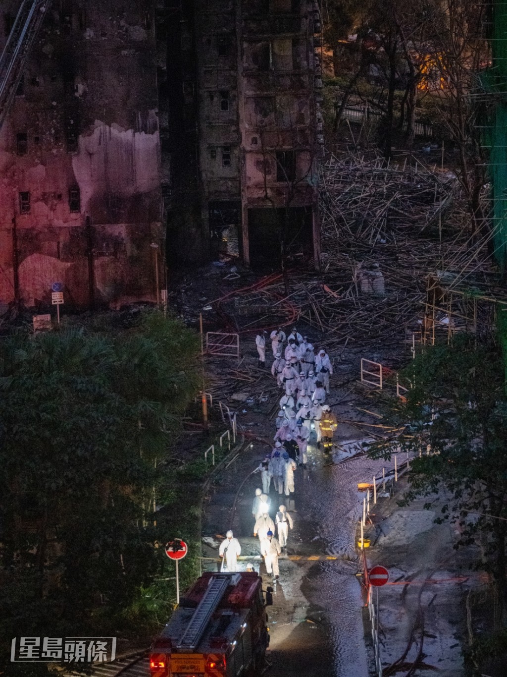 災難遇害者辨認組進入大埔宏福苑火災現場。 災難遇害者辨認組進入大埔宏福苑火災現場。