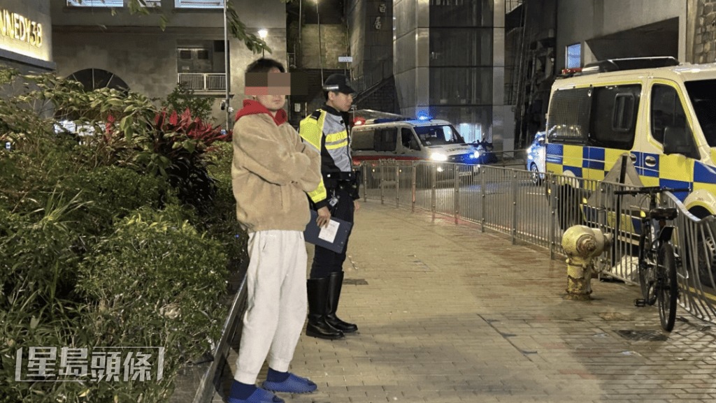 男司機穿著拖鞋站在一旁，等候拖車拖走座駕，他看來並無大礙。蔡楚輝攝