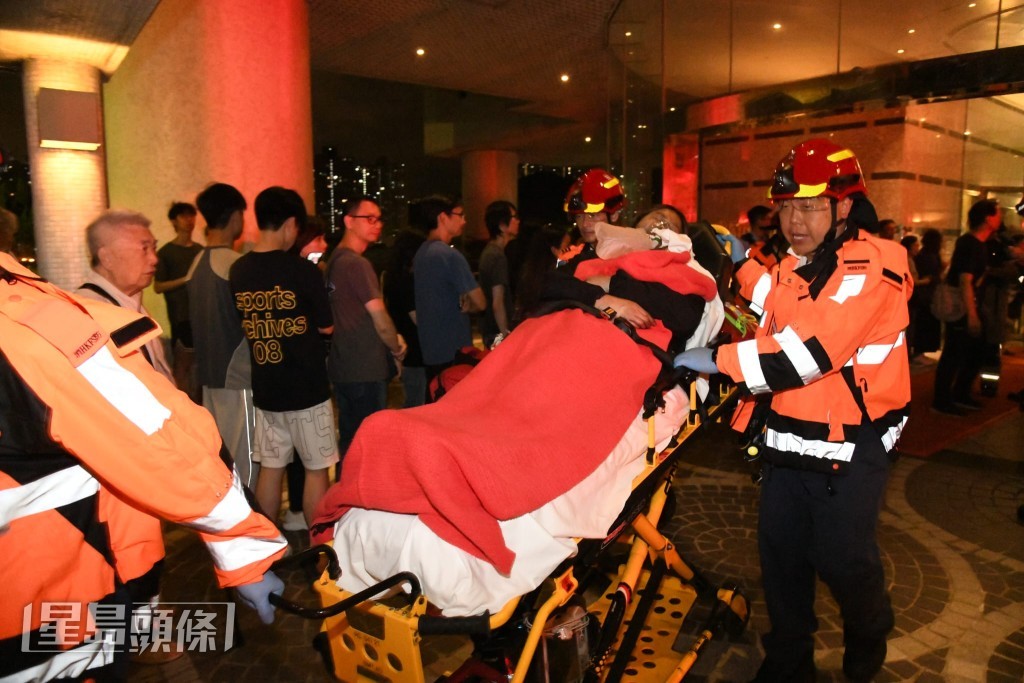 火警單位三名住戶不適送院。黎志偉攝 火警單位三名住戶不適送院。黎志偉攝