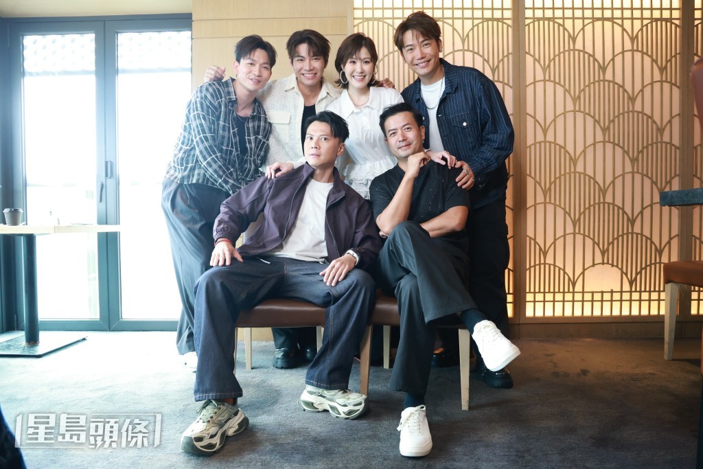 （上排左起）周志康、羅天宇、劉佩玥、黃建東（下排左起）莫家淦和姚兵因參加《中年好聲音4》，建立革命情誼。今次聯手開騷，笑言從單打獨鬥變團戰，更加熱血！